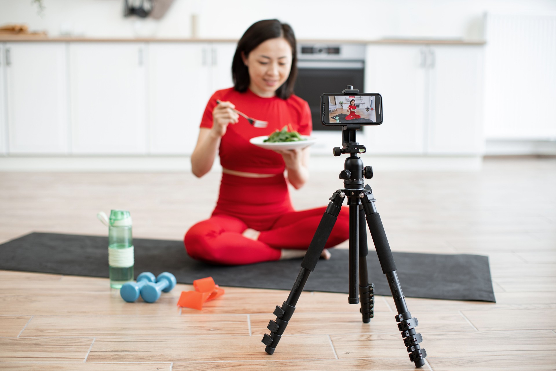 Frau, die sich während der Trainingseinheit gesund ernährt